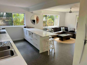 Beach Life - 3 Bedroom Duplex, 80 steps to Mermaid beach